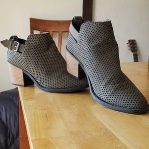 Qupid ankle booties